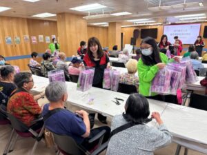 4. Lisboeta Macau and Regency Art Hotel organize the “Volunteer Team” visit the “Centro Diurno Prazer para Idosos da Associação Geral das Mulheres de Macau”