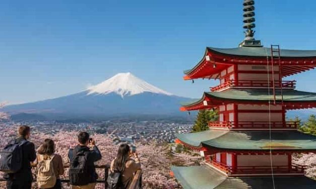 Japan Visitor Arrivals Dip as Aussies Surge