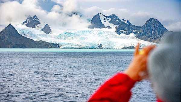 The Antarctic Peninsula offers spectacular glaciers, snow-capped peaks and unforgettable scenery.