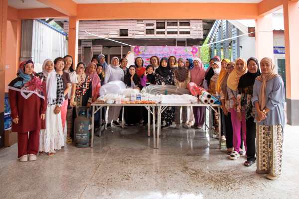 The women ans elderly artisans of Baan Nok Lay community