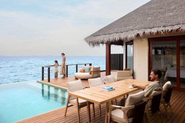dusit-thani-maldives-accomodation-overwater-pavilion-lifestyle-family (1)