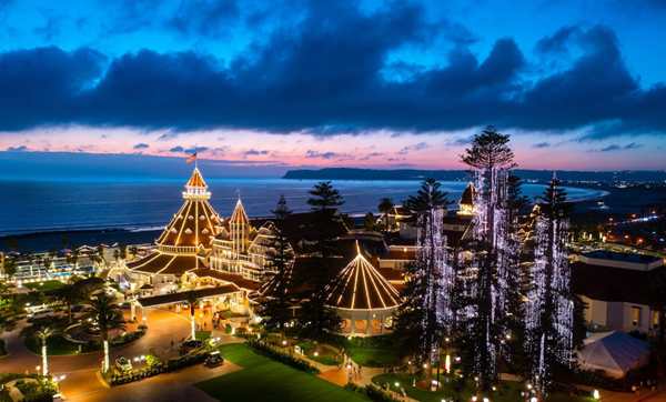 Hotel del Coronado Unwraps a Holiday Through Time