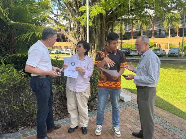 Chinese Guides Make History in Australia’s Wet Tropics