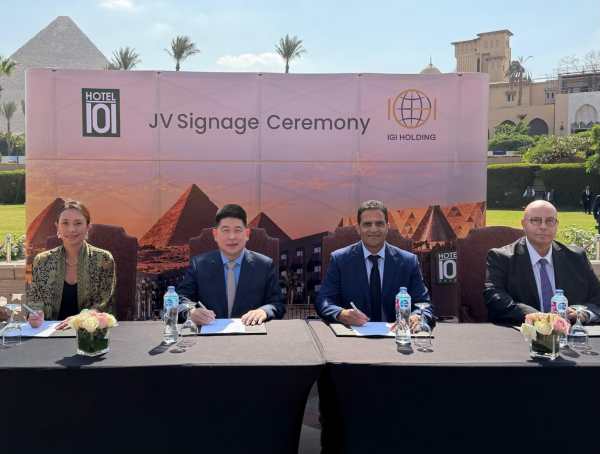 Hotel101 Founder Mr Edgar “Injap” Sia II and Mr Khaled Sheta of IGI Holding leads the Signing Ceremony with the world-famous Egypt Pyramids at the background.