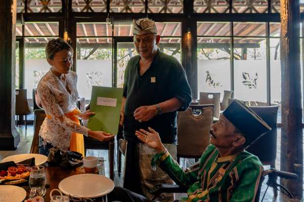 Ida Ayu Astari Prada welcoming Raja Samu Samu VI at Nusantara, Nuanu Creative City