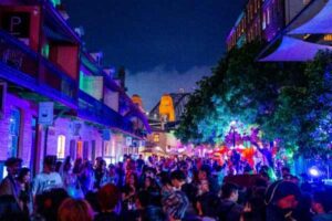 MARKETS, COSTUMES AND FAMILY FUN
